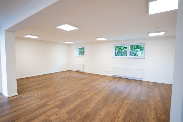 Repräsentive Gewerbeimmobilie mit Einliegerwohnung – Ausstellung / Lager unten 