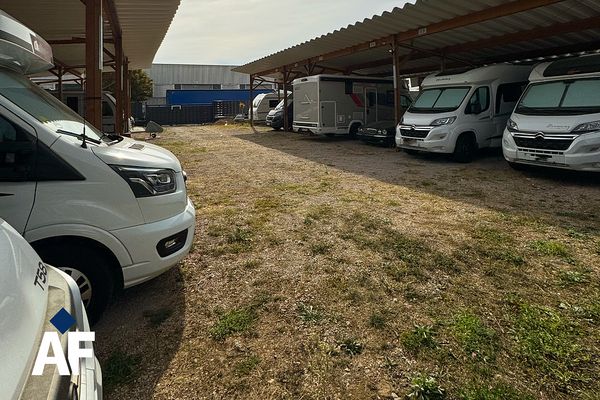 Araçlar//Karavanlar//Tekneler//Makineler için kiralık park yerleri