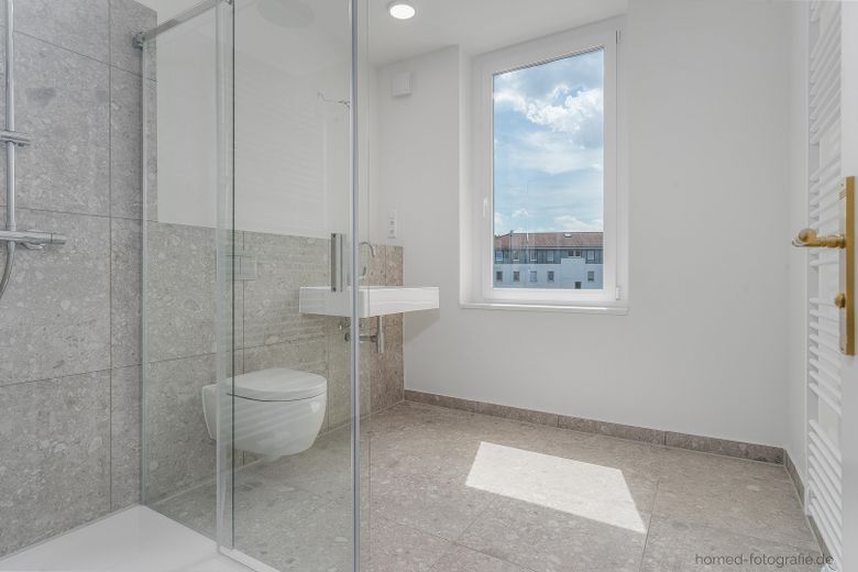 Erstbezug nach Kernsanierung 2-Zimmer-Altbau mit Wohnküche, Bad und Balkon in Berlin-Köpenick – Tageslichtbad 1