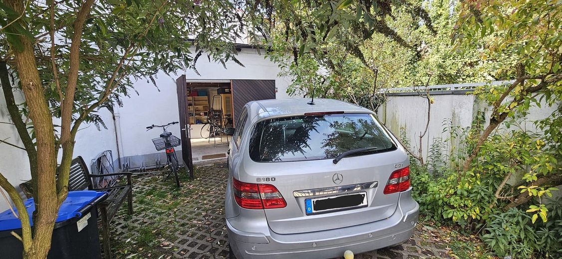 Charmantes kleines Altbremer Reihenendhaus mit Garage in Peterswerder – Stellplatz und Eingang Garage