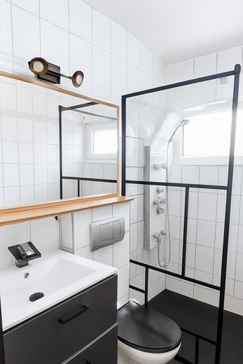 Möbliertes Penhouse mit Küche, modernem Bad & tollem Ausblick auf riesiegem Balkon – moderne, offene Dusche