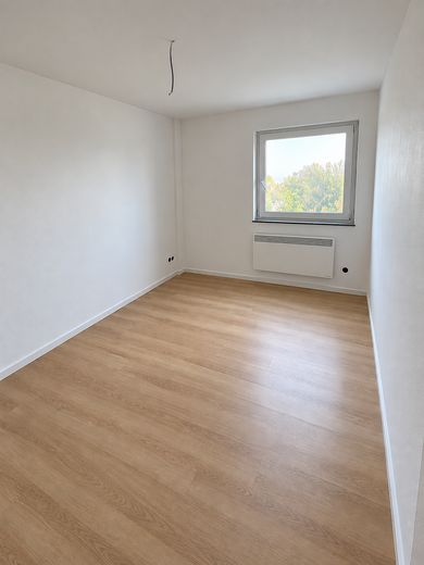 Piso reformado de 3 habitaciones con balcón y cocina equipada – Schlafzimmer