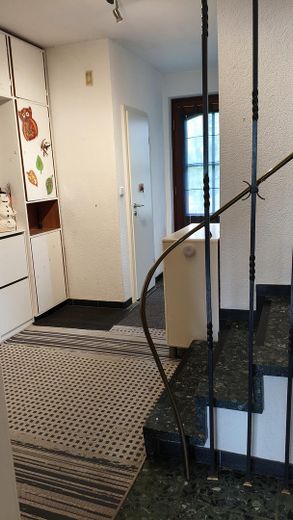 Doppelhaushälfte Einfamilienhaus, ländl. ruhige Lage doch zentral, gesamte Infrastruktur fußläufig – große L-förmige Diele, Treppe 