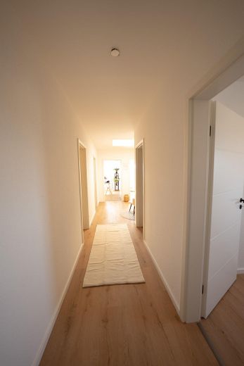 Schöne 3 Zimmer Wohnung / mit XXL Tiefgarage – Flur 