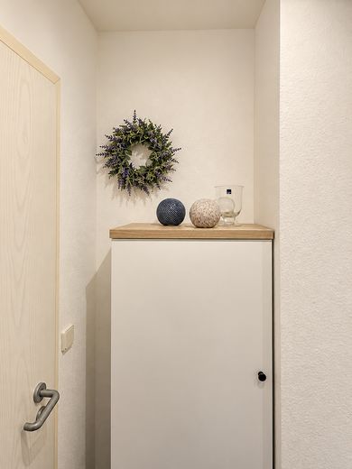 Balkon ve ankastre mutfaklı mobilyalı 1 odalı daire – yaklaşık 39 m² – Flur