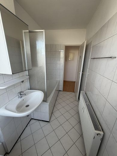 Helle 2-Zimmer-Wohnung in Salzgitter-Lebenstedt — oberste Etage, sofort frei – Bad 2