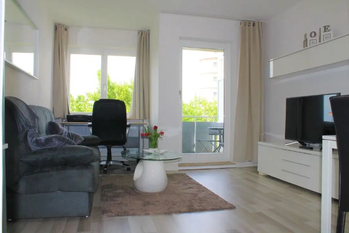 Kapitalanlage - 2 ZW mit Balkon, Einbauküche u. TG-Stellplatz in Waiblingen – Wohnzimmer