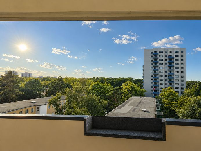 Hochwertig modernisierte 3-Zimmer-Wohnung mit Westbalkon und Weitblick - maklerfrei – Aussicht vom Balkon