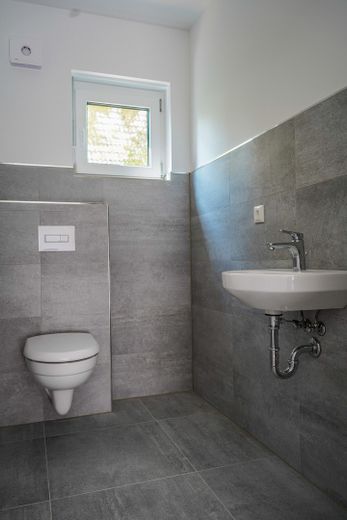 Modernes Neubauhaus mit Garten nahe Falkenhagener See – Gäste WC EG