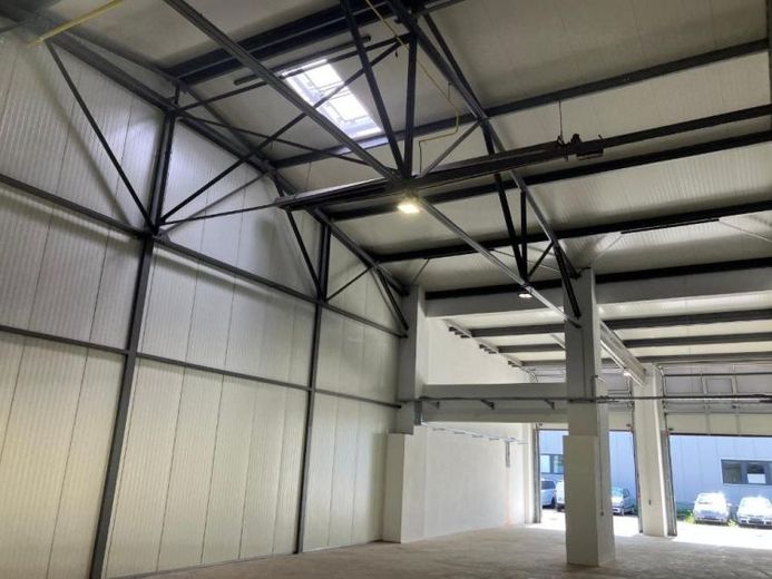 Praktische Lagerhalle mit Sektionaltoren - Größe ca. 566 m² – Foto 1
