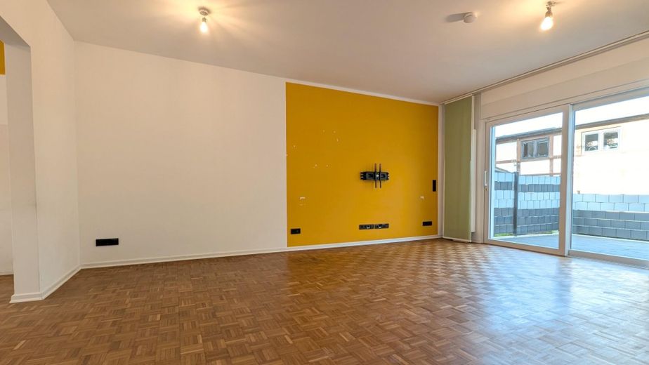 Ampio appartamento con terrazza, due bagni, garage e annesso versatile - senza provvigione – Wohnzimmer (1)