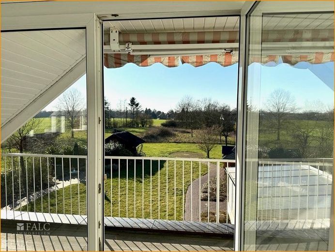 Zeitlose Eleganz im Herzen der Natur: Ein modernes Anwesen mit ländlichem Flair! – Balkon (1.OG)