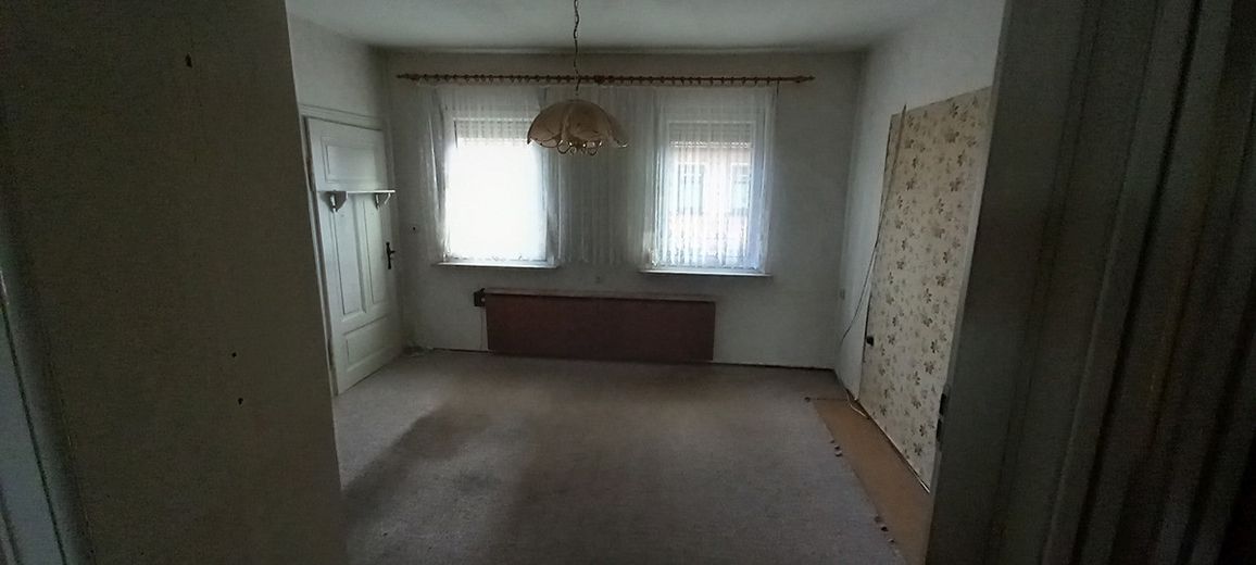 Sanierungsbedürftiges Reihenmittelhaus mit Nebengelass und Garage – Foto 3