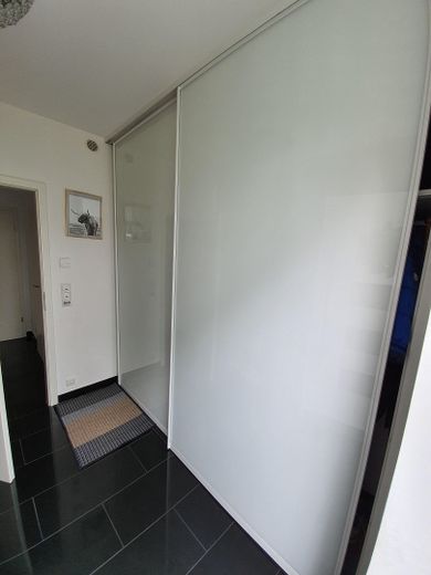 Ten nowoczesny dom w zabudowie bliźniaczej jest gotowy dla Państwa i Państwa rodziny w Unterschleißheim-Hollern. – Flur EG
