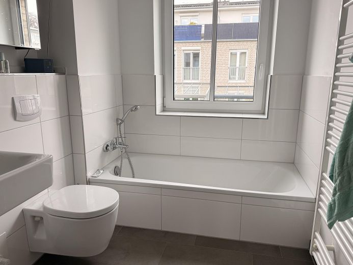 Modernes Reihenmittelhaus, Baujahr 2016, ruhig gelegen in Toplage von Ahrensburg – PROVISIONSFREI! – Bad OG