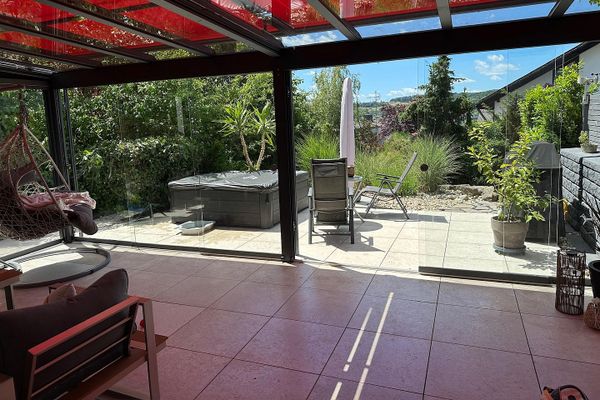 सुंदर स्मार्ट होम, उत्कृष्ट रूप से नवीनीकृत, विंटर गार्डन, पीवी, कारपोर्ट, बगीचा