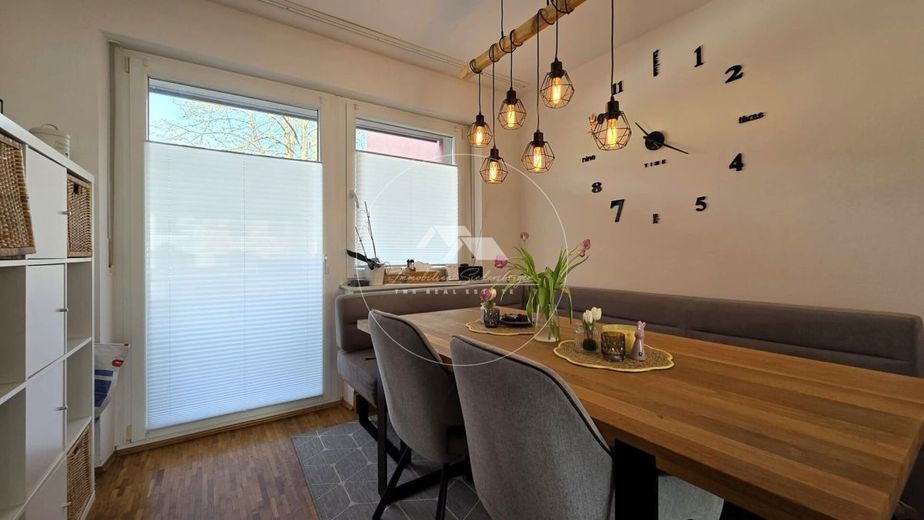 Selten: 4-Zimmer-Wohnung mit Privatgarten, Balkon, Garage &amp;  Top Anbindung – Esszimmer mit Zugang zum Balkon, Küche und Wohnzimmer