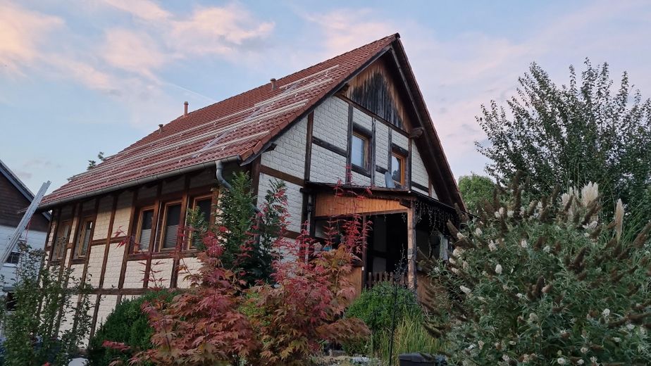 Einfamilienhaus mit Photovoltaikanlage – Hausansicht (Straße)