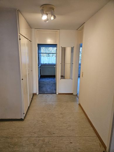 LIBERA Bellissimo luminoso e tranquillo appartamento di 2 locali con posto auto in autorimessa sotterranea Hannover-Misburg-Nord – Flur2