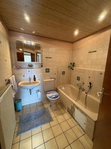 Naturnahes Reihenmittelhaus in verkehrsberuhigter Straße - PROVISIONSFREI - VHB – Badezimmer, OG