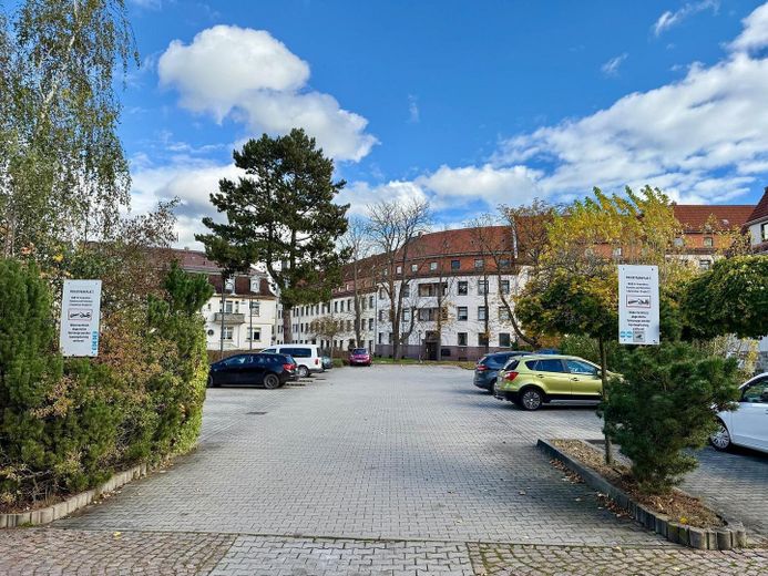 3-Raum DG-Wohnung mit neuer Einkauküche in Meerane - Erstbezug hochwertig saniert – Außenansicht / Stellplätze