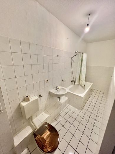 Großzügige 2 Zi WG-wohnung, große Wohn-EBK-Küche, zentrumsnah, sehr hell – Wannenbad