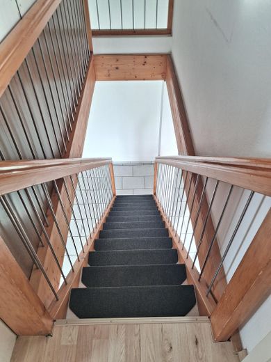Zentral gelegene 4-Zimmer Maisonettewohnung mit 70m² Dachterrasse und Tiefgaragenstellplatz – Innentreppe