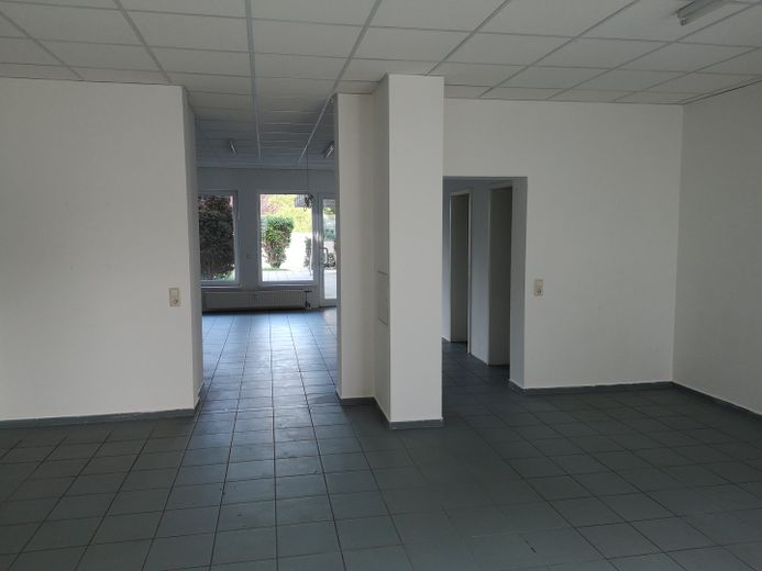 Zwei Gewerberäume mit Parkplätzen + Tiefgarage – Durchgang (Sicht vom Raum 2)