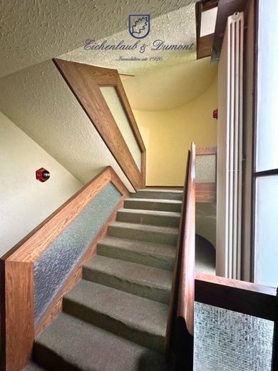 Einfamilienhaus mit ELW, tolles Grundstück mit Panoramablick über Saarbrücken – Treppe zum 1.OG