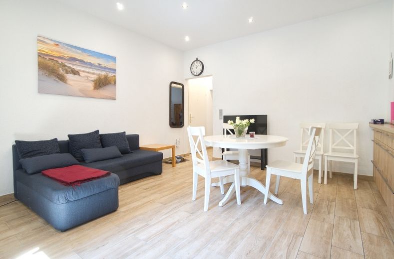 Gemütliche Wohnung in ruhiger Seitenstraße, mit Gartenterrasse, komplett möbliert, in direkter Nähe zur U 35 Haltestelle Feldsieperstraße – c3bbf9aa4e1fc5a1312e7236a9500a2fb0b2327b.jpg