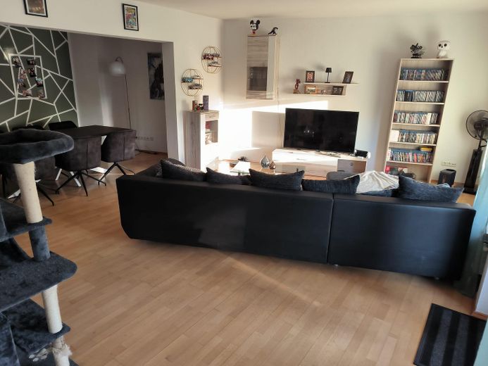 Odnowione mieszkanie 3-pokojowe z balkonem, ogrodem i miejscami parkingowymi – Wohnzimmer