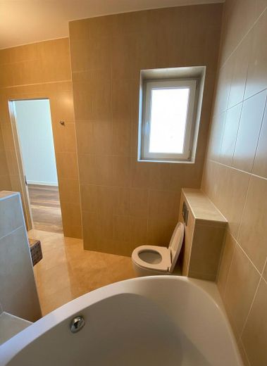 3-Zimmer-Wohnung, Altbau mit Balkon und Einbauküche in Frankfurt am Main – Bad
