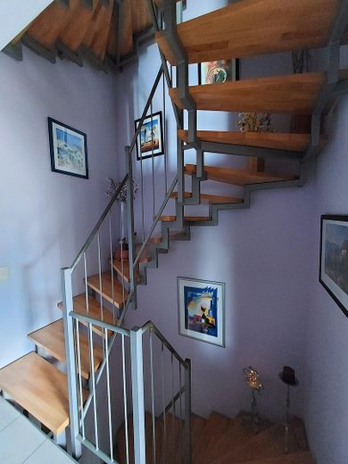 Casa pareada con cochera cubierta – Treppe EG ins OG und KG