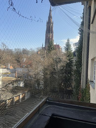 2,5-Zimmer-Altbauwohnung mit Balkon in Untergiesing, Denkmalschutz – Blick vom Balkon -> Osten