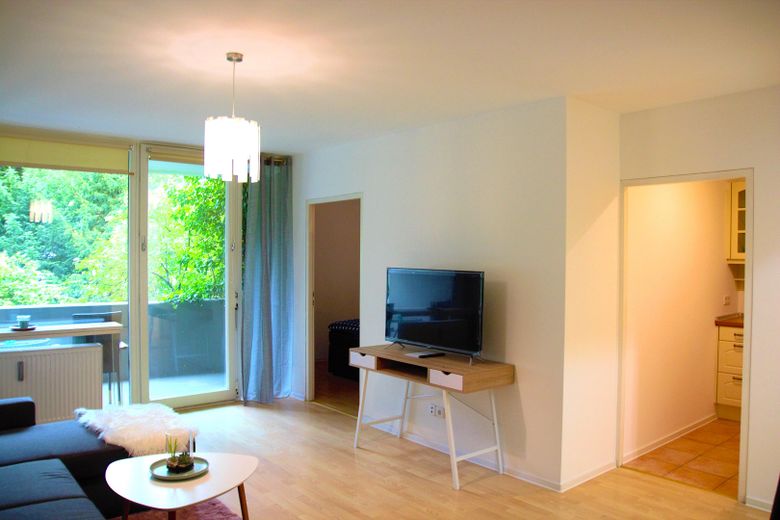 Möblierte Wohnung, Pool & Sorglos-Investment in Augsburg-Göggingen – Wohnzimmer 