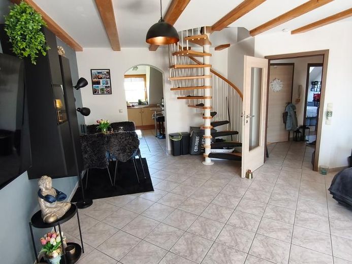 4 Zi. Wohnung in DG / Galerie mit Garten (auf Wunsch), Balkon und Garage in Höchstadt OT – Wohnzimmer Bild 3
