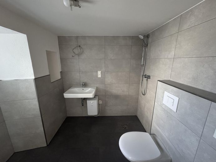 Modernisiertes Einfamilienhaus mit 1.025 m² Grundstück, Wintergarten & großem Garten – Bad EG