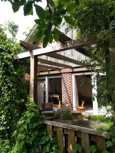 wolnostojący dom jednorodzinny z pięknym ogrodem – große Terrasse mit Pergola