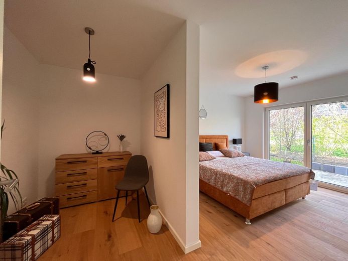 Exklusive 3,5 Zimmer Eigentumswohnung mit gehobener Ausstattung KfW-40-Plus nähe Brombachsee – Schlafzimmer mit Ankleide
