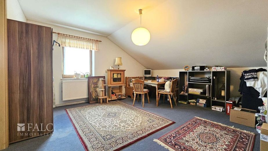 Attraktives Einfamilienhaus mit Doppelgarage, PV-Anlage und ausgebautem Keller – Dachzimmer