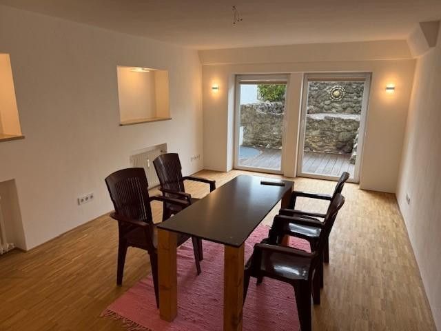 großes Wohnzimmer mit Terrasse