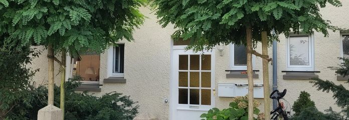 Casa bifamiliar independiente con apartamento y 3 garajes – Hauseingang