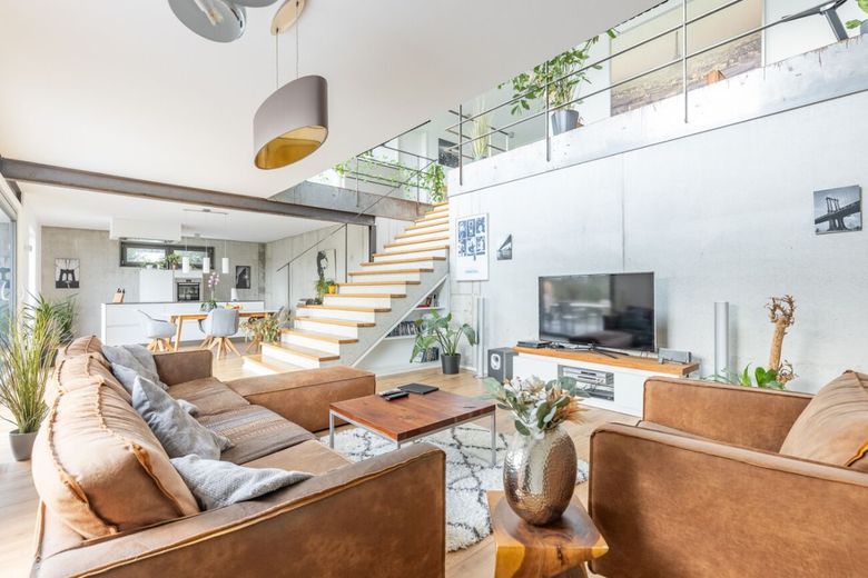 Architektenbungalow mit Split-Level-Bauweise, klarer Formensprache und freiem Landschaftsblick! – Wohnzimmer I