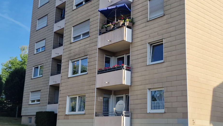 Preis verhandelbar: Helle, kurzfristig bezugsfreie 4,5-Zi.-Wohnung in Top-Lage von Laupheim-Süd – Außenansicht - Balkon