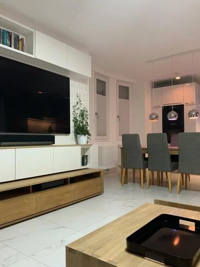4-Zimmer SmartHome (Vollklimatisiert) - Kernsanierte Altbau-Wohnung mit Luxus Innenausstattung – Wohnzimmer 2