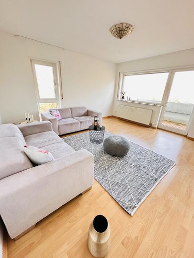 Schöne und helle 2,5 teilmöblierte Zimmer-Wohnung mit Küche, Balkon und Tiefgarage in Leonberg – Foto 2