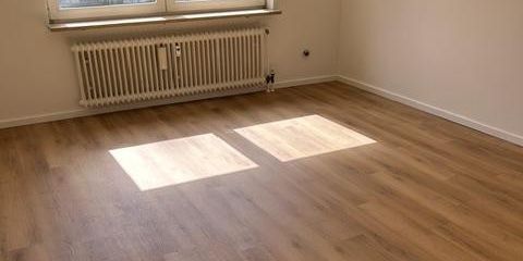 Renovierte 3.5/4 Zimmer Wohnung mit Balkon im Zentrum von Weiden – Wohnzimmer