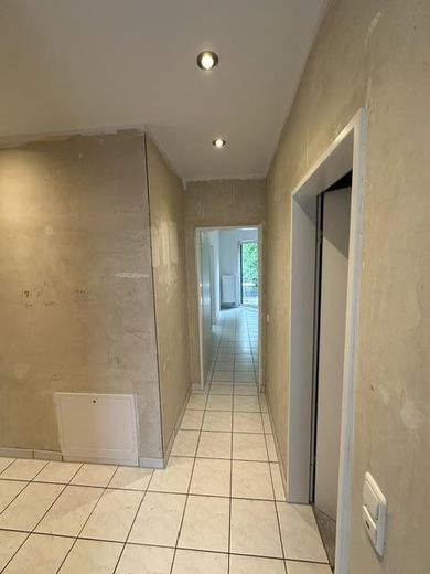 Modernized 3-room ground-floor apartment with garden, terrace and two parking spaces – Flur am Ende quer