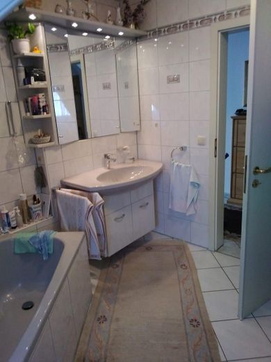3 Zimmer Wohnung Oberasbach Altenberg – Bad mit Wanne und Waschbecken