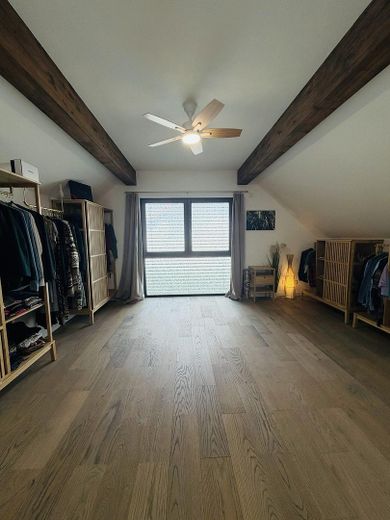 Casa unifamiliare moderna con qualità da nuova costruzione (anno di costruzione 2021), vista panoramica libera, aria condizionata e 3 posti auto in garage – Schlafzimmer 2